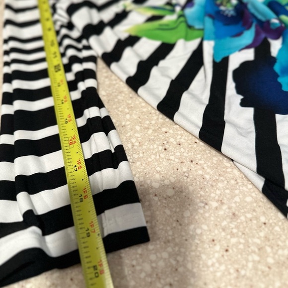 3x25* Investments Blue Floral Top B&W Stripes Size Small Stretchy & Elegant - Picture 13 of 15
